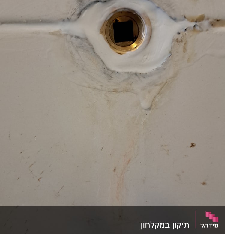 חיבור צינור עם אטם סיליקון על קיר